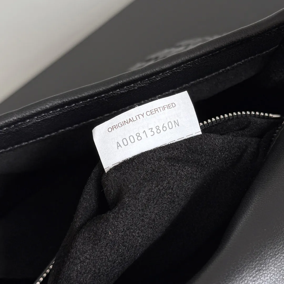 Batch 2020 BOTTEGA VENETA2025 new Veneto flip back bag has been changed from the previous zipper style to a flip design, which is safe, convenient and fashionable. The suction buckle style is also more popular among boys and girls❤️but the zipper compartment is still retained inside. It is not only comfortable, but also elegant and calm, and looks more casual. It is suitable for matching with all kinds of business and casual clothes 😊 to add casual sexiness and make the outfit more complete. The weaving process looks more old-money and retro, and it also has piping processing. Suitable for daily scenes such as shopping and commuting, comfortable and stylish! 💼 Style number: 843836 Color: black Size: 26*18.5*5cm